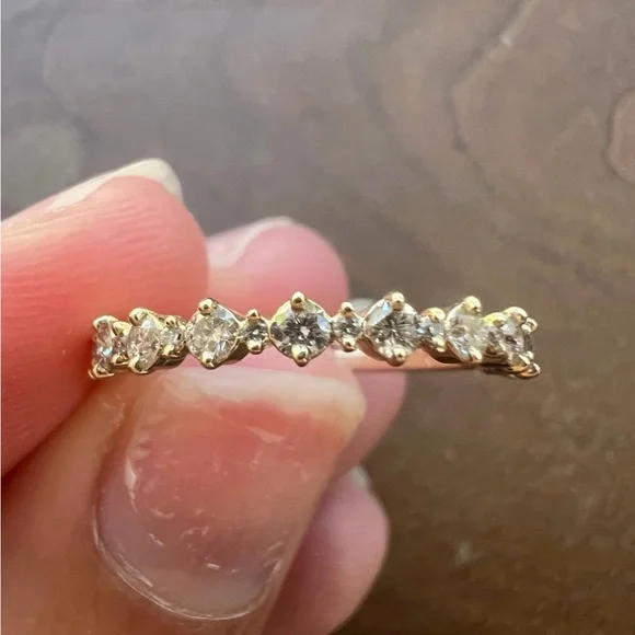 Elegant Gold Diamond Ring - Picture 4 of 9